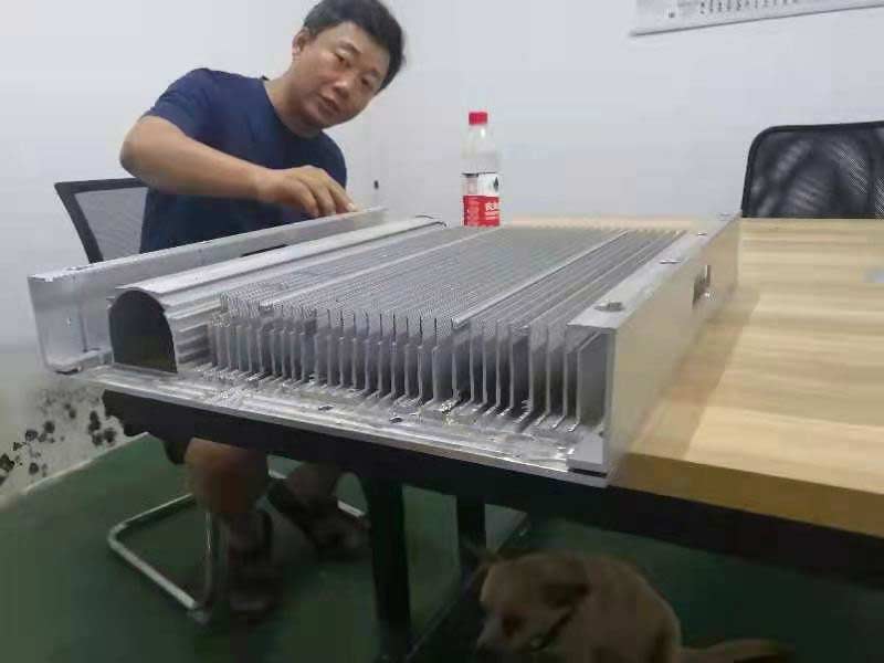 【上?！坑梅蛛x式全封閉型材切割機(jī)效果另客戶非常滿意