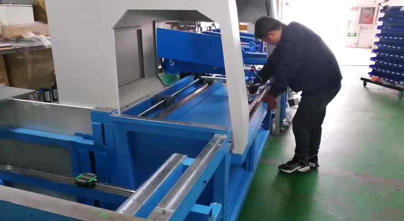 鋁型材切割機廠家雙德譽庫存又告急，車間伙伴認真的樣子
